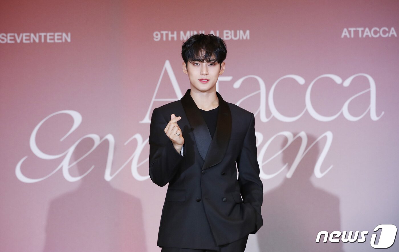 본문 이미지 - 그룹 세븐틴(Seventeen) 민규가 22일 오전 서울 영등포구 콘래드호텔에서 열린 미니 9집 '아타카(Attacca)‘ 발매기념 글로벌 기자간담회에 참석해 포즈를 취하고 있다. 2021.10.22/뉴스1 ⓒ News1 권현진 기자