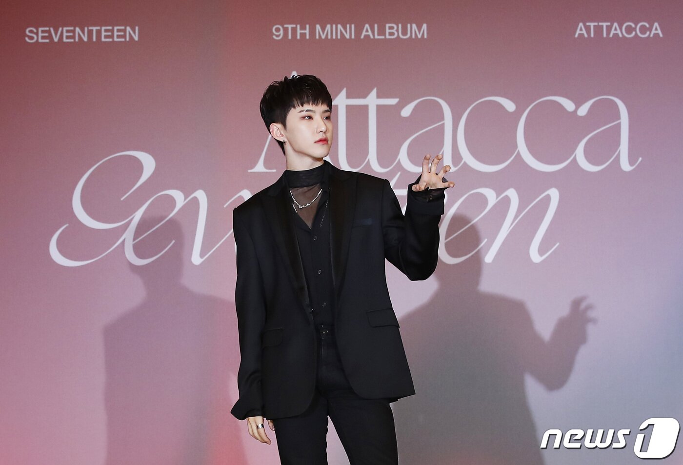 본문 이미지 - 그룹 세븐틴(Seventeen) 호시가 22일 오전 서울 영등포구 콘래드호텔에서 열린 미니 9집 '아타카(Attacca)‘ 발매기념 글로벌 기자간담회에 참석해 포즈를 취하고 있다. 2021.10.22/뉴스1 ⓒ News1 권현진 기자