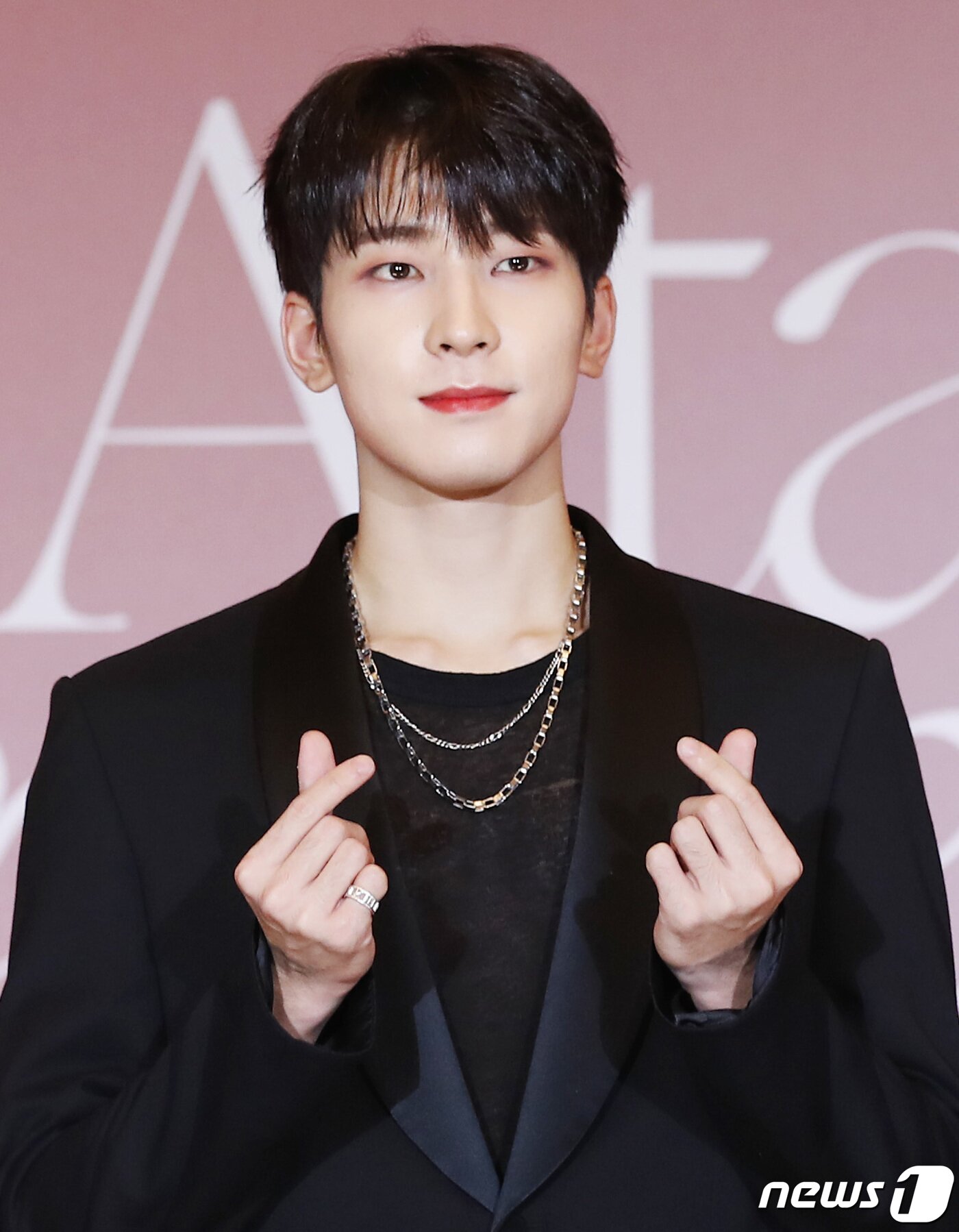 본문 이미지 - 그룹 세븐틴(Seventeen) 원우가 22일 오전 서울 영등포구 콘래드호텔에서 열린 미니 9집 '아타카(Attacca)‘ 발매기념 글로벌 기자간담회에 참석해 포즈를 취하고 있다. 2021.10.22/뉴스1 ⓒ News1 권현진 기자