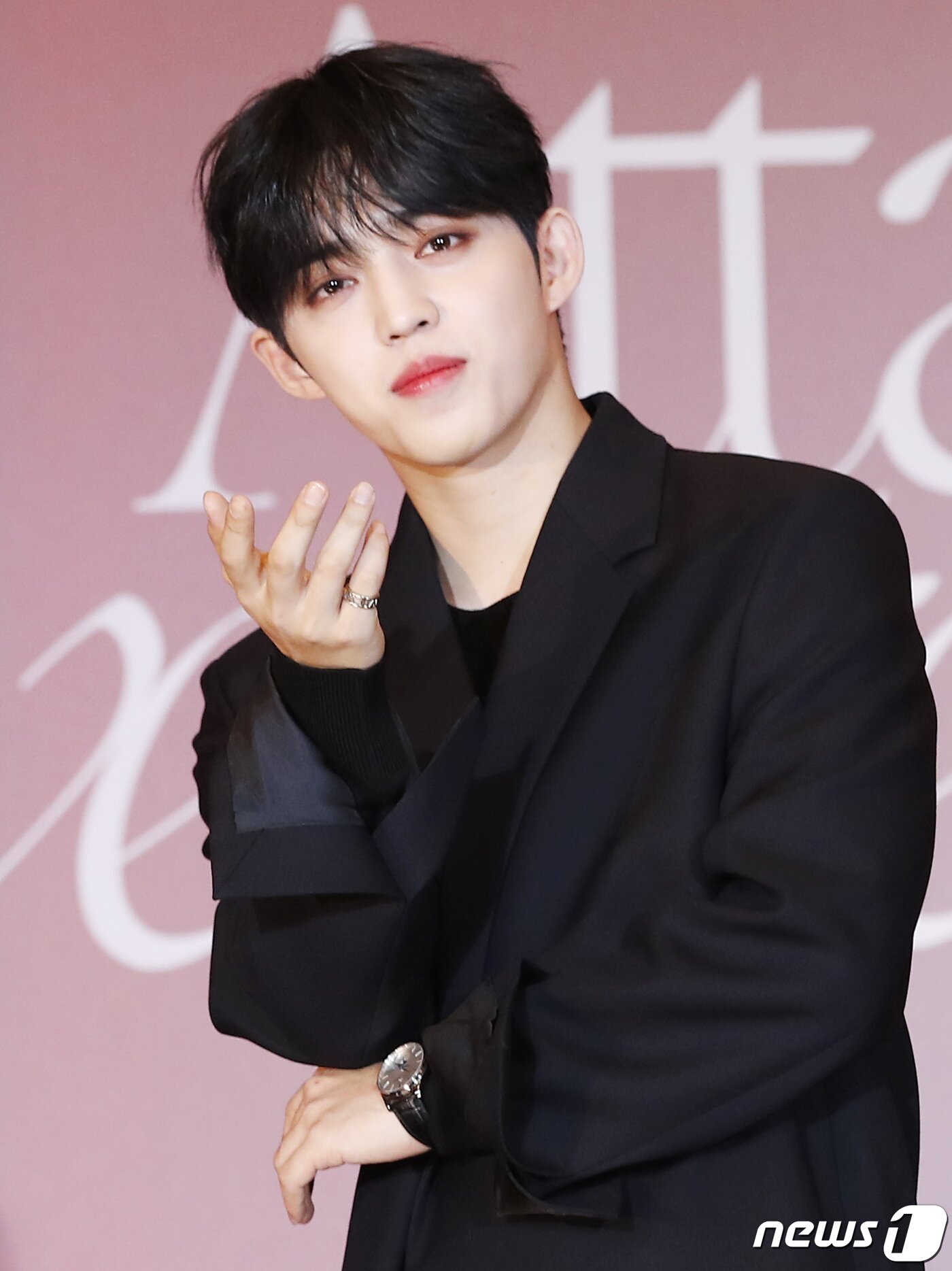 본문 이미지 - 그룹 세븐틴(Seventeen) 에스쿱스가 22일 오전 서울 영등포구 콘래드호텔에서 열린 미니 9집 '아타카(Attacca)‘ 발매기념 글로벌 기자간담회에 참석해 포즈를 취하고 있다. 2021.10.22/뉴스1 ⓒ News1 권현진 기자