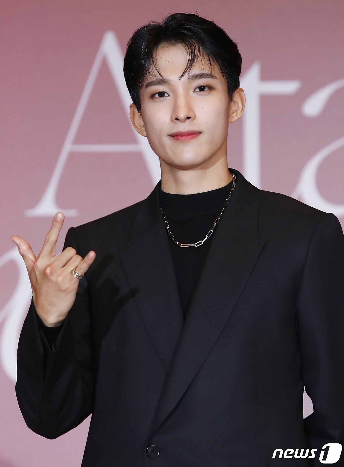 본문 이미지 - 그룹 세븐틴(Seventeen) 도겸이 22일 오전 서울 영등포구 콘래드호텔에서 열린 미니 9집 '아타카(Attacca)‘ 발매기념 글로벌 기자간담회에 참석해 포즈를 취하고 있다. 2021.10.22/뉴스1 ⓒ News1 권현진 기자