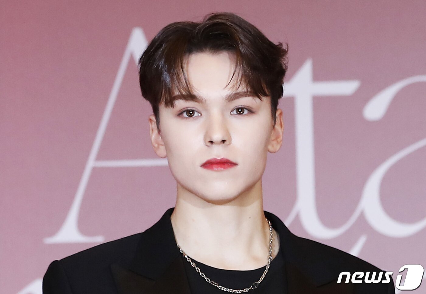 본문 이미지 - 그룹 세븐틴(Seventeen) 버논이 22일 오전 서울 영등포구 콘래드호텔에서 열린 미니 9집 '아타카(Attacca)‘ 발매기념 글로벌 기자간담회에 참석해 포즈를 취하고 있다. 2021.10.22/뉴스1 ⓒ News1 권현진 기자