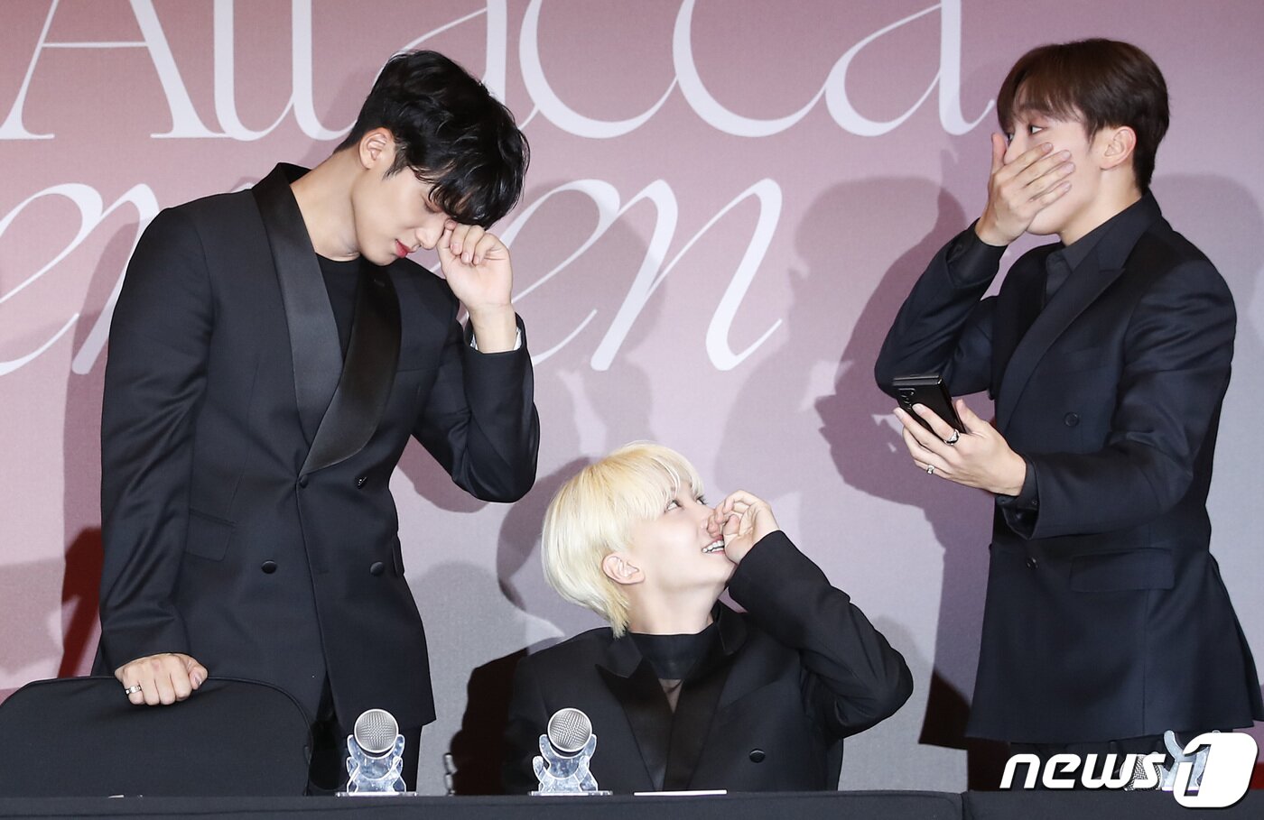 본문 이미지 - 그룹 세븐틴(Seventeen) 민규(왼쪽부터), 정한, 승관이 22일 오전 서울 영등포구 콘래드호텔에서 열린 미니 9집 '아타카(Attacca)‘ 발매기념 글로벌 기자간담회에 참석해 '빌보드 1위' 퍼포먼스를 상상하며 포즈를 취하고 있다. 2021.10.22/뉴스1 ⓒ News1 권현진 기자