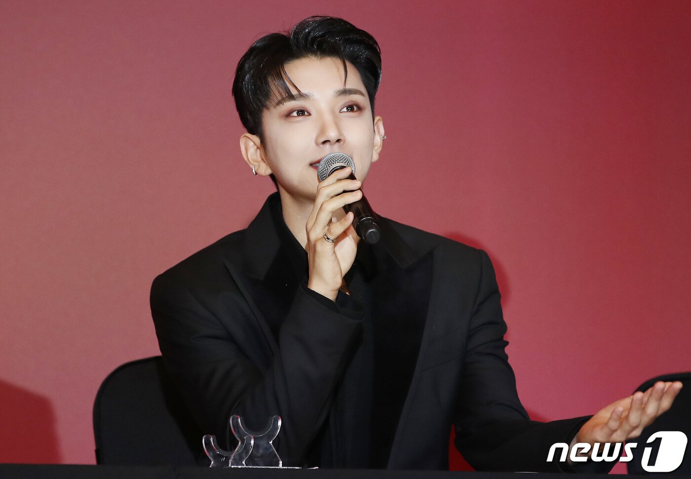 본문 이미지 - 그룹 세븐틴(Seventeen) 조슈아가 22일 오전 서울 영등포구 콘래드호텔에서 열린 미니 9집 '아타카(Attacca)‘ 발매기념 글로벌 기자간담회에 참석해 해외팬들을 위해 영어로 답하고 있다. 2021.10.22/뉴스1 ⓒ News1 권현진 기자