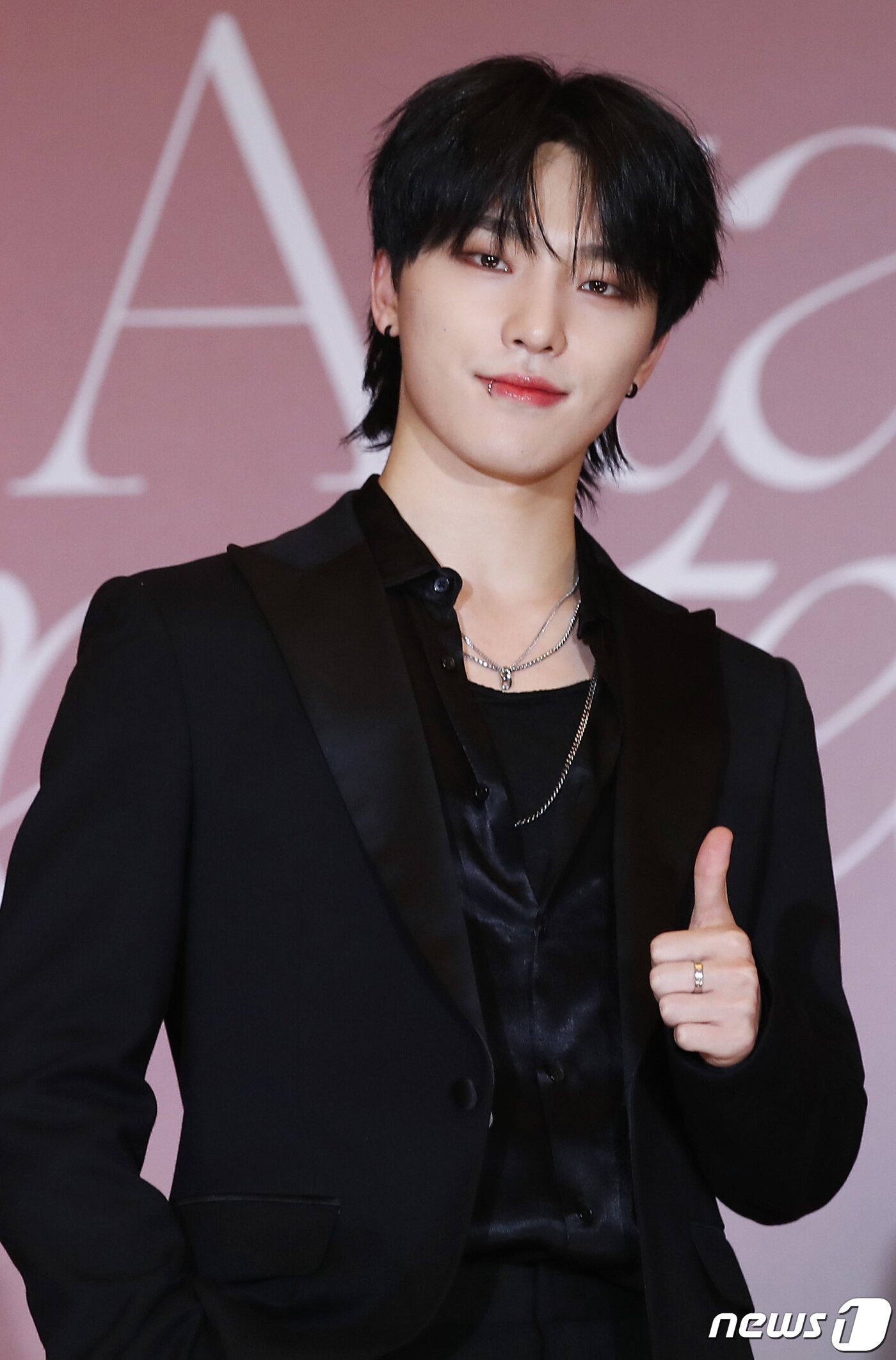 본문 이미지 - 그룹 세븐틴(Seventeen) 디노가 22일 오전 서울 영등포구 콘래드호텔에서 열린 미니 9집 '아타카(Attacca)‘ 발매기념 글로벌 기자간담회에 참석해 '빌보드 1위' 퍼포먼스를 상상하며 포즈를 취하고 있다. 2021.10.22/뉴스1 ⓒ News1 권현진 기자