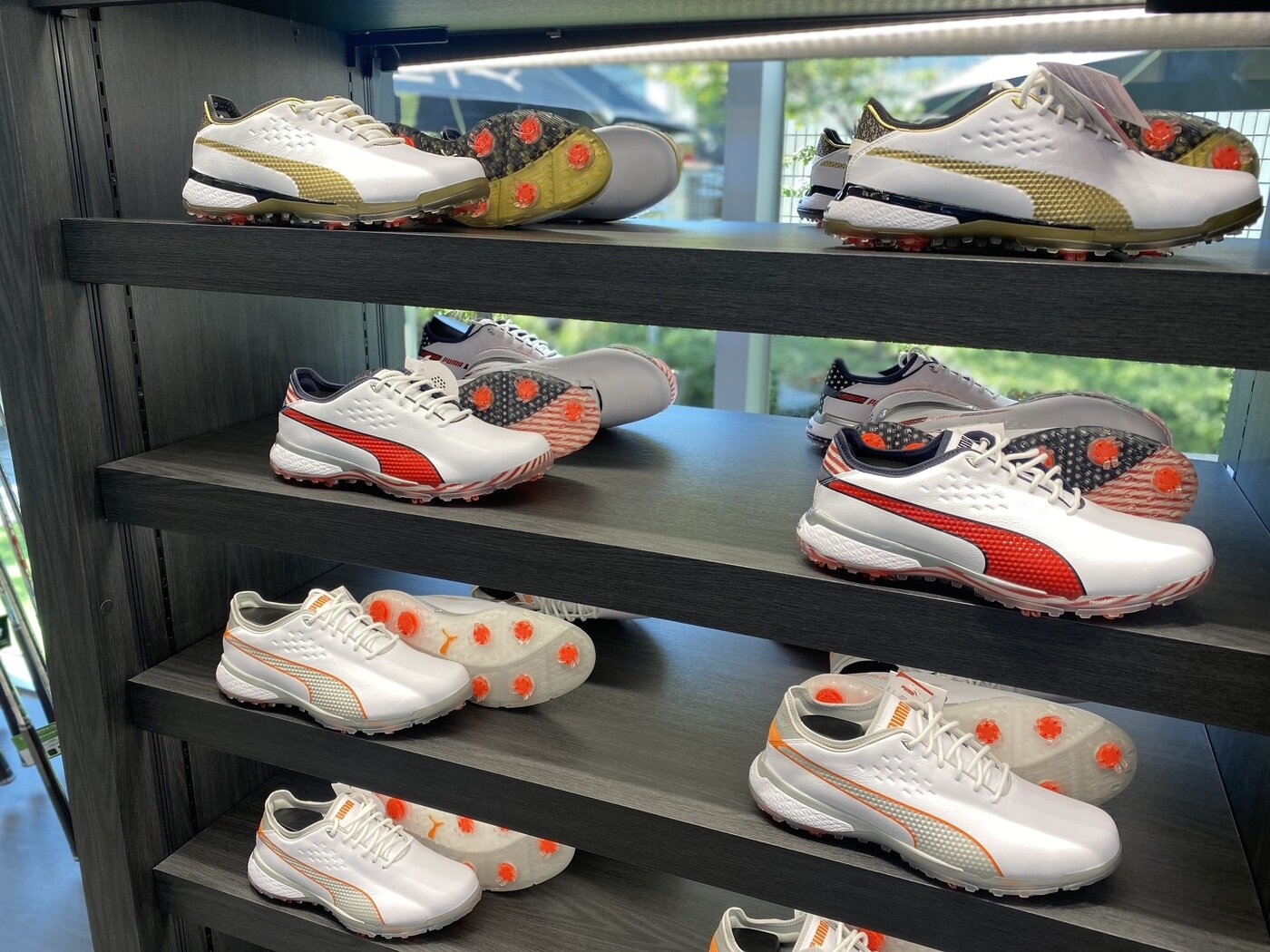 본문 이미지 - 지난 14일 문을 연 '코브라 푸마 스토어'에서 판매 중인 푸마 골프화.ⓒ 뉴스1