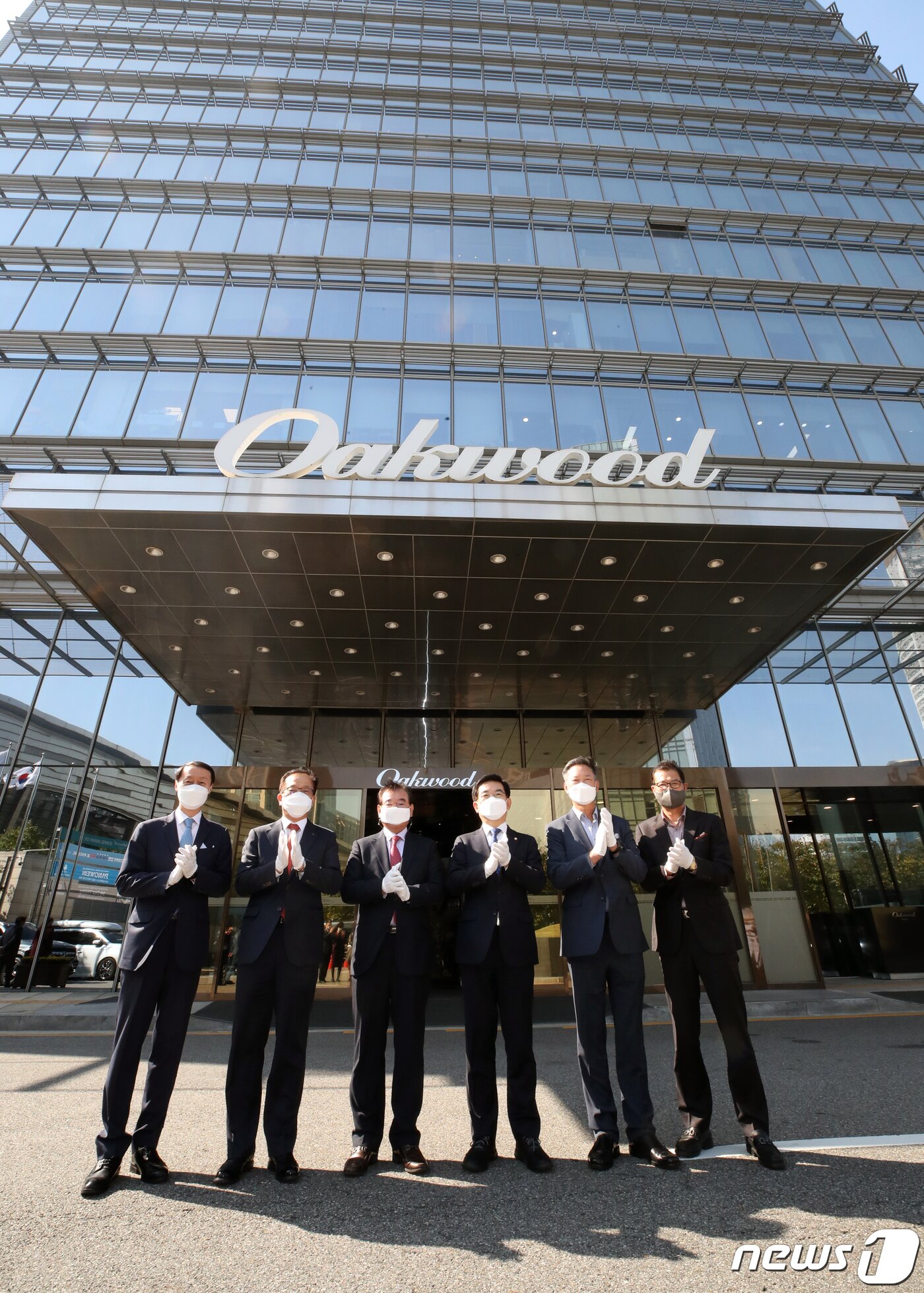 본문 이미지 - 한무컨벤션(주)에서 운영하는 오크우드 프리미어 인천이 한국관광협회중앙회가 시행하는 호텔 등급심사에서 가족호텔로서 최초로 최고 등급인 5성 등급을 획득했다. 22일 심영철 오크우드 프리미어 인천 총지배인, 주시보 ㈜포스코인터내셔널 사장, 조윤영 한무컨밴션㈜ 사장, 더불어민주당 정일영 국회의원, 민민홍 인천관광공사 사장 ,이임혁 인천시관광협회 회장(사진 왼쪽부터)이 오크우드 프리미어 호텔 앞에서 현판식을 하고 있다. 2021.10.22/뉴스1 ⓒ News1 정진욱 기자