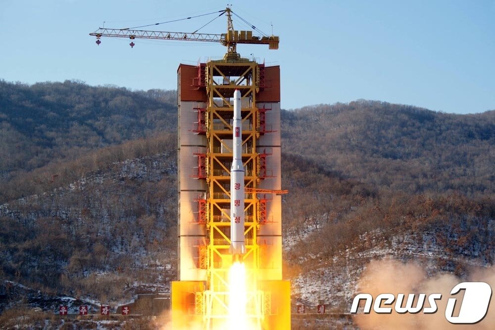 본문 이미지 - 북한이 지난 2016년 2월2일 평안북도 철산군 동창리 소재 서해위성발사장에서 '광명성 4호' 위성을 실은 ICBM급 '광명성' 로켓을 발사했다. (조선의소리 캡처) ⓒ 뉴스1
