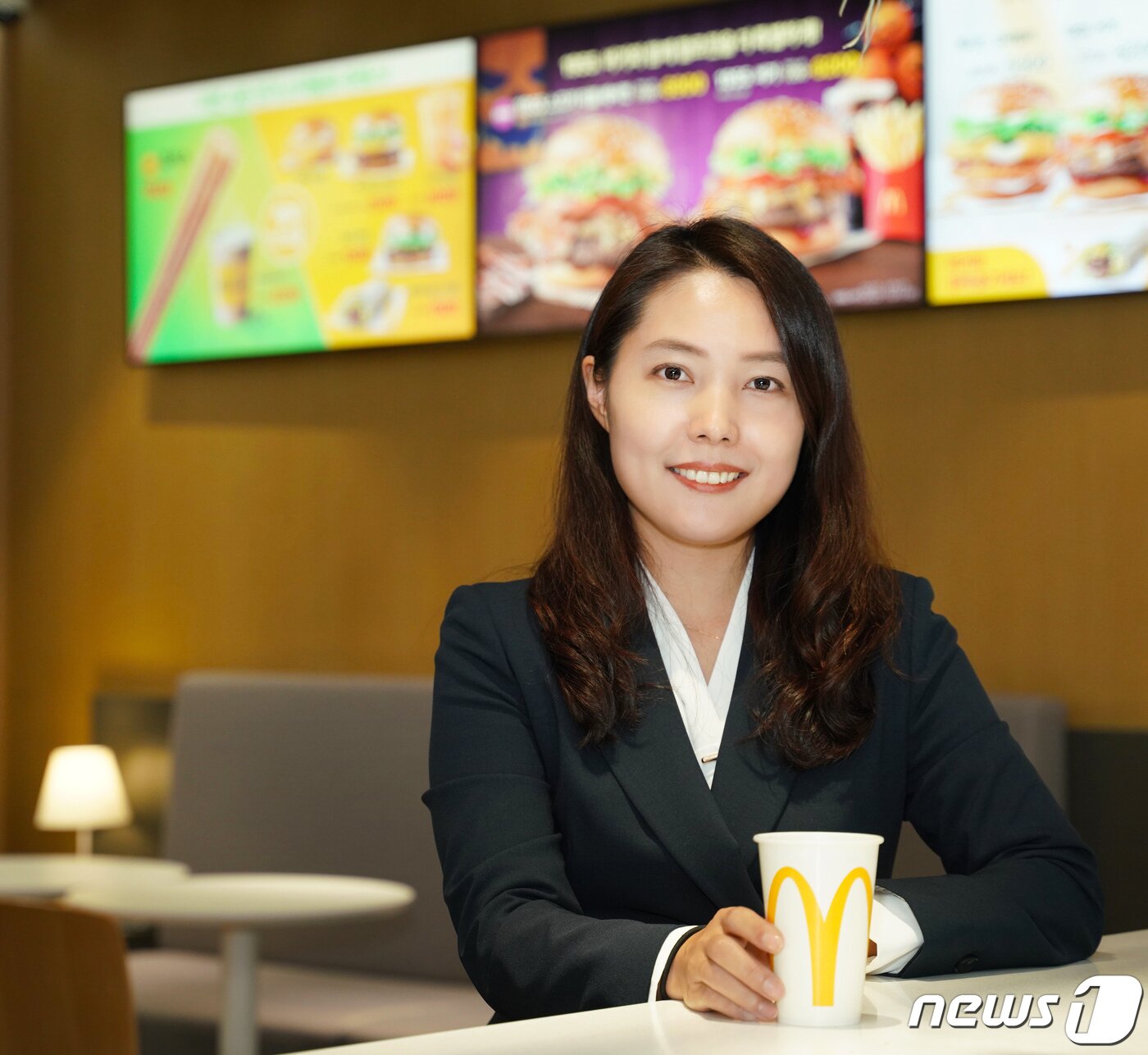 본문 이미지 - 윤미숙 한국맥도날드 오퍼레이션 컨설턴트가 뉴스1과 인터뷰 한 뒤 맥도날드 신메뉴 등에 대해 설명하고 있다. 그는 '가장 좋아하는 맥도날드 메뉴'를 묻는 질문에 "맥도날드의 기본이 되는 '빅맥'"이라고 답했다. ⓒ 뉴스1ⓒ 뉴스1