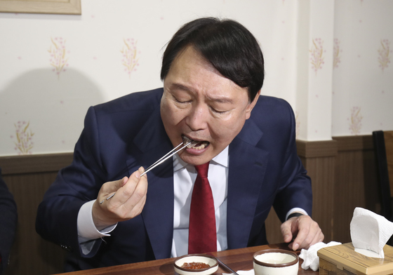 '무기수' 윤석열 둘째 날 점심 순대국밥·찐 고구마…저녁은 소고기 해장국