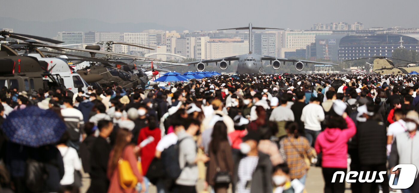 본문 이미지 - 단계적 일상회복을 앞두고 마지막 사회적거리두기 첫 주말인 23일 경기도 성남시 서울공항에서 열린 ‘서울 국제항공우주 및 방위산업전시회 2021(서울 ADEX)’이 인파로 북적이고 있다. 아덱스 2021은 코로나19 백신 접종 완료자 또는 3일 이내 음성 확인자에 한해 일반인의 입장을 이날 하루 허용했다. 2021.10.23/뉴스1 ⓒ News1 황기선 기자