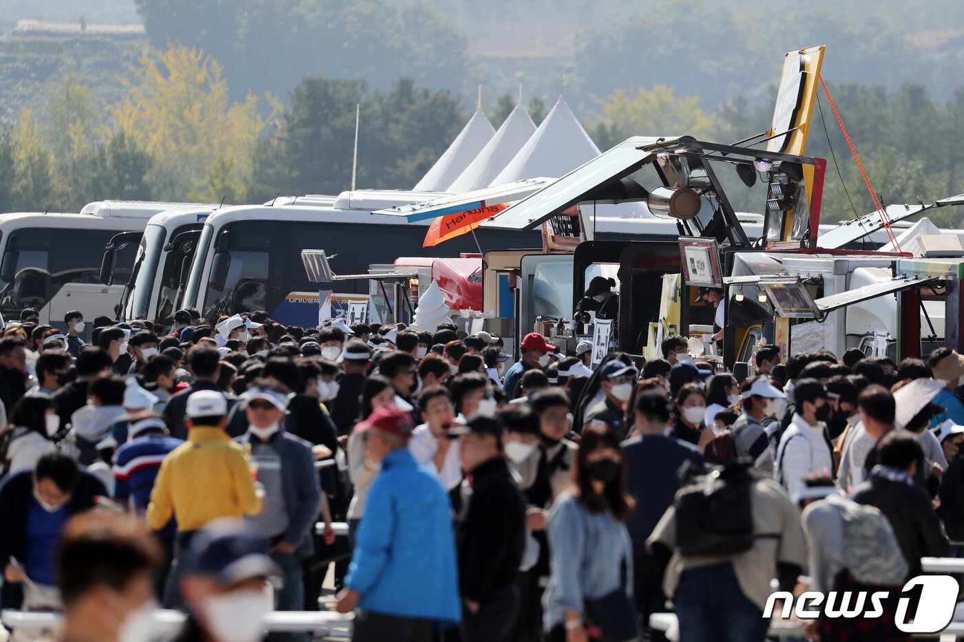 본문 이미지 - 단계적 일상회복을 앞두고 마지막 사회적거리두기 첫 주말인 23일 경기도 성남시 서울공항에서 열린 ‘서울 국제항공우주 및 방위산업전시회 2021(서울 ADEX)’이 인파로 북적이고 있다. 2021.10.23/뉴스1 ⓒ News1 황기선 기자