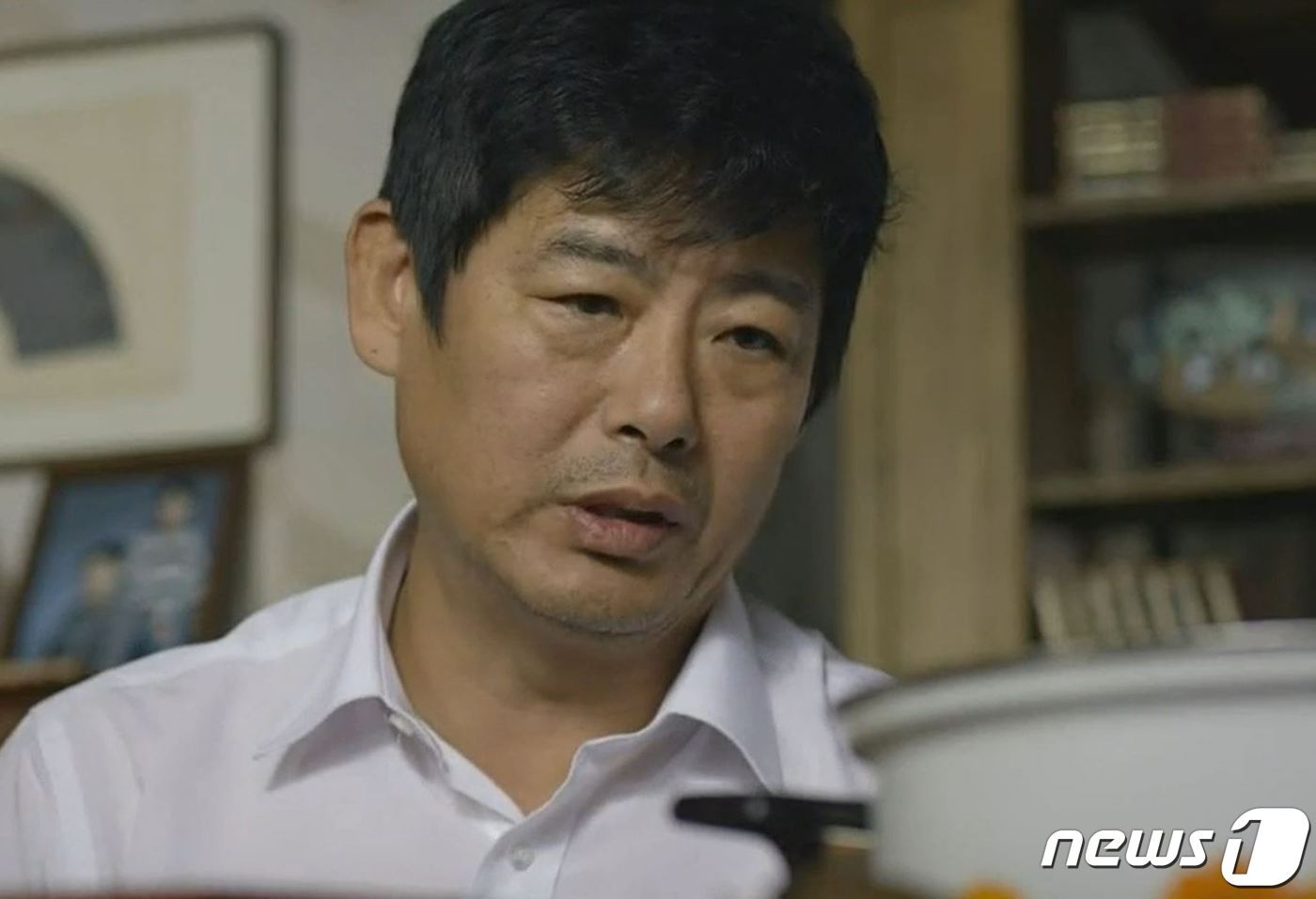 본문 이미지 - 극 중 덕선 아빠가 예금을 추천하고 있다. (사진=<응답하라 1988> 캡처) ⓒ 뉴스1