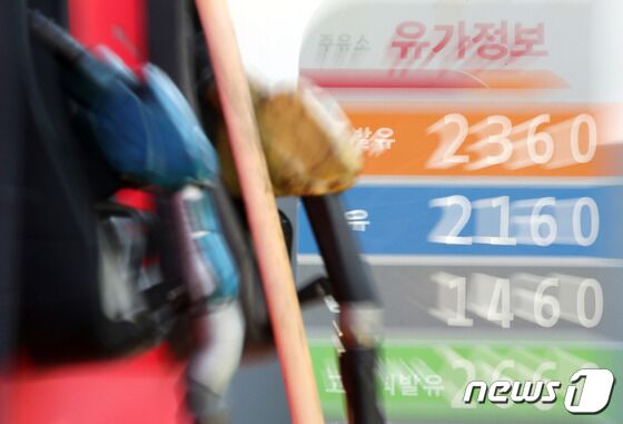 국제 유가 상승으로 기름값이 연일 고공행진하며 국내 휘발유 가격이 7년 만에 최고치를 기록한 가운데 정부가 3년만에 유류세 인하 카드를 꺼냈다. 리터당 745.89원의 교통세·교육세·주행세와 10%의 부가가치세가 포함한 현재 휘발유 가격에서 세금을 15% 인하하는 방안이 거론되는데 이 경우 휘발유 가격은 리터(ℓ)당 약 130~140원 낮아질 전망이며, 다음 주 중에 구체적인 방안이 발표될 것으로 보인다. 사진은 24일 오전 서울 시내 한 주유소에 표시된 유가정보. 박정호 기자
