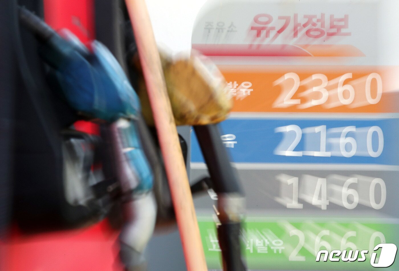 본문 이미지 - 국제 유가 상승으로 기름값이 연일 고공행진하며 국내 휘발유 가격이 7년 만에 최고치를 기록한 가운데 정부가 3년만에 유류세 인하 카드를 꺼냈다. 리터당 745.89원의 교통세·교육세·주행세와 10%의 부가가치세가 포함한 현재 휘발유 가격에서 세금을 15% 인하하는 방안이 거론되는데 이 경우 휘발유 가격은 리터(ℓ)당 약 130~140원 낮아질 전망이며, 다음 주 중에 구체적인 방안이 발표될 것으로 보인다. 사진은 24일 오전 서울 시내 한 주유소에 표시된 유가정보. 박정호 기자