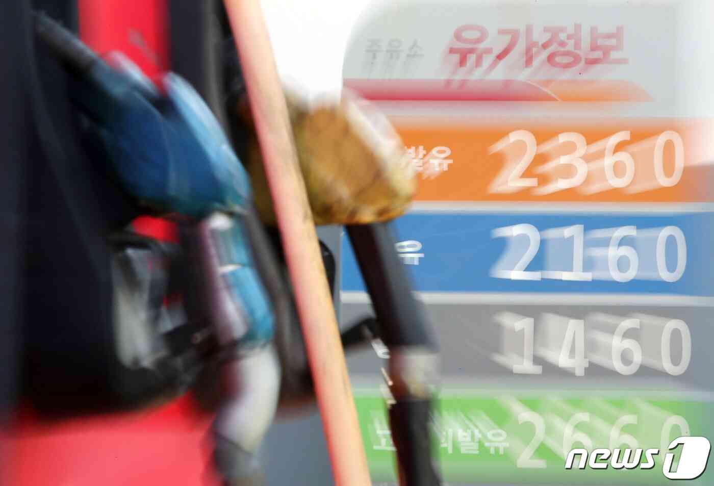 국제 유가 상승으로 기름값이 연일 고공행진하며 국내 휘발유 가격이 7년 만에 최고치를 기록한 가운데 정부가 3년만에 유류세 인하 카드를 꺼냈다. 리터당 745.89원의 교통세·교육세·주행세와 10%의 부가가치세가 포함한 현재 휘발유 가격에서 세금을 15% 인하하는 방안이 거론되는데 이 경우 휘발유 가격은 리터(ℓ)당 약 130~140원 낮아질 전망이며, 다음 주 중에 구체적인 방안이 발표될 것으로 보인다. 사진은 24일 오전 서울 시내 한 주유소에 표시된 유가정보. 박정호 기자