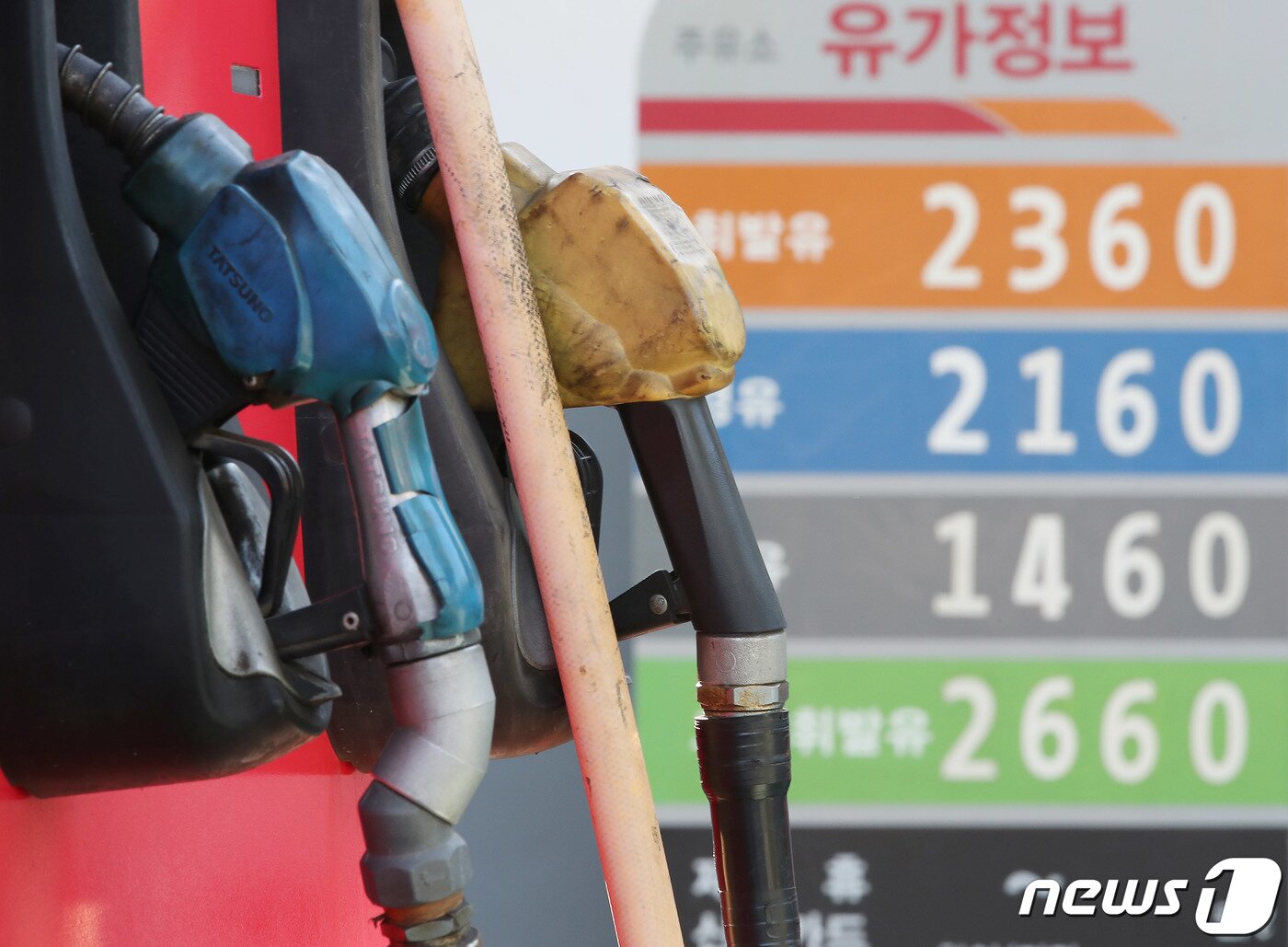 본문 이미지 -  24일 오전 서울 시내 한 주유소에 표시된 유가정보. 2021.10.24/뉴스1 ⓒ News1 박정호 기자