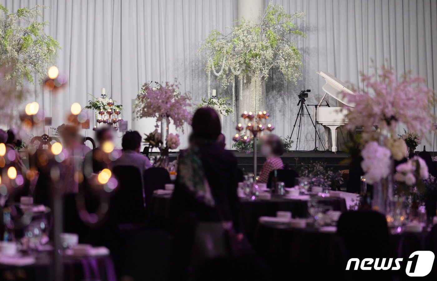 본문 이미지 - 서울의 한 결혼식장에 하객들이 자리에 앉아 있다. 2021.10.24/뉴스1 ⓒ News1 이재명 기자