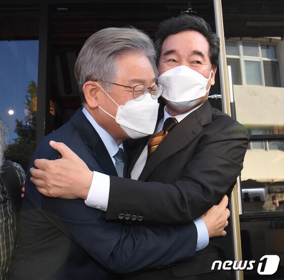 이재명 더불어민주당 대선후보와 이낙연 전 대표가4일 오후 종로구 안국동의 한 찻집앞에서 회동에 앞서 포옹하고 있다. 국회사진취재단