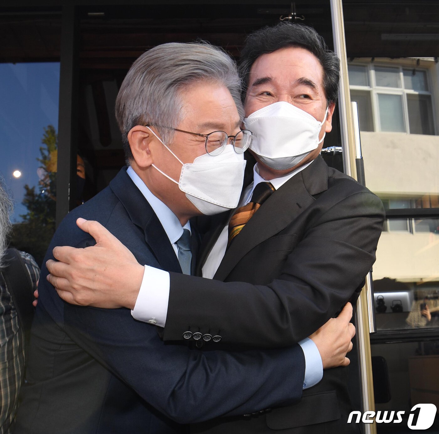 본문 이미지 - 이재명 더불어민주당 대선후보와 이낙연 전 대표가4일 오후 종로구 안국동의 한 찻집앞에서 회동에 앞서 포옹하고 있다. 국회사진취재단