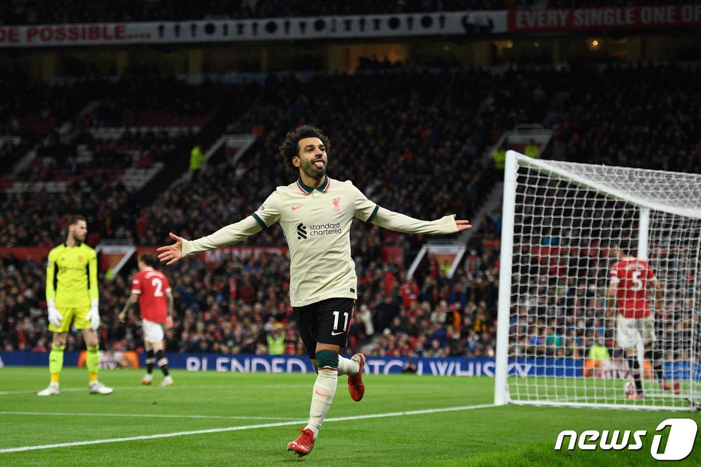 본문 이미지 - 맨유 원정서 해트트릭을 달성한 모하메드 살라. ⓒ AFP=뉴스1