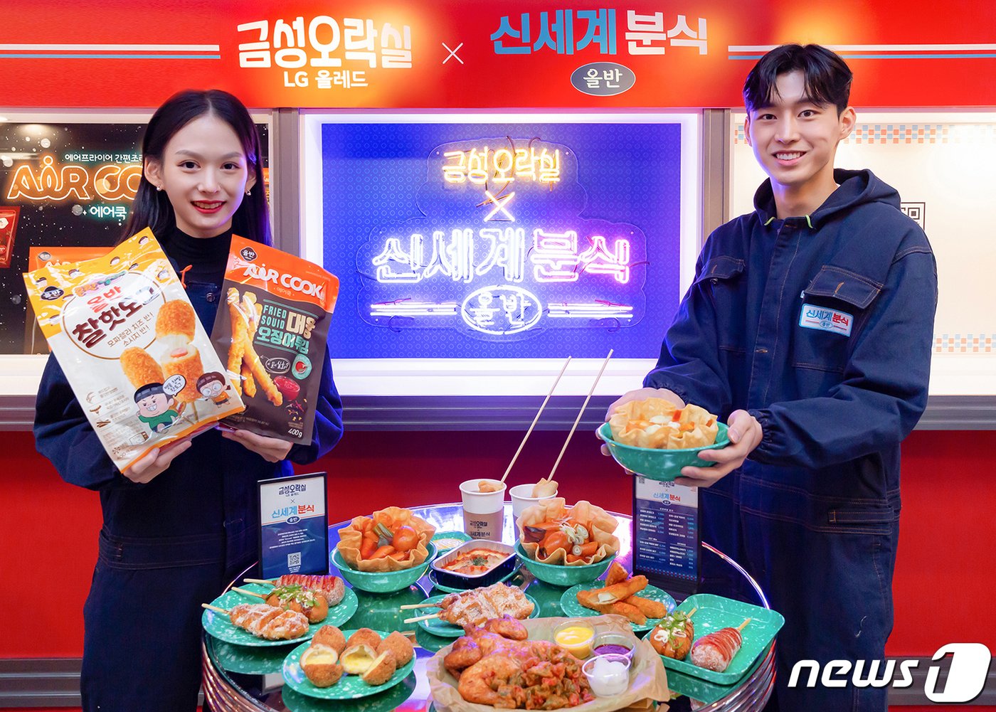 (서울=뉴스1) = 신세계푸드가 서울 성수동 패션 편집숍 ‘수피’에 뉴트로 콘셉트의 간편식 체험공간 '신세계분식' 팝업스토어를 열었다고 25일 전했다.오는 12월 19일까지 운영되 …