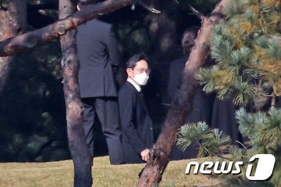 故 이건희 삼성전자 회장의 1주기인 25일 경기도 수원시 소재 선영에서 이재용 삼성전자 부회장을 비롯한 유족들이 추도식을 마치고 이동하고 있다. 조태형 기자