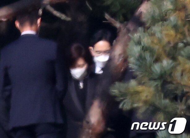 본문 이미지 - 故 이건희 삼성전자 회장의 1주기인 25일 경기도 수원시 소재 선영에서 홍라희 전 리움미술관장과 이재용 삼성전자 부회장이 추도식에 참석해 있다. 2021.10.25/뉴스1 ⓒ News1 조태형 기자