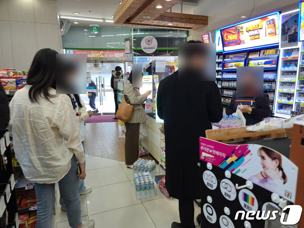 본문 이미지 - KT망을 이용하는 편의점에서 결제가 이뤄지지 않아 시민들이 불편을 겪고 있는 모습 2021.10.25./뉴스1 ⓒ New1 조현기 기자