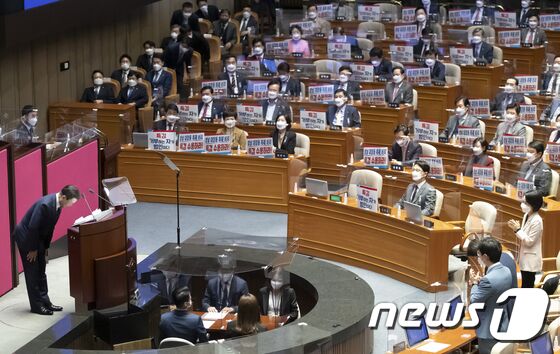 문재인 대통령이 25일 서울 여의도 국회에서 열린 제391회(정기회) 제10차 본회의에서 2022년도 예산안 및 기금운용계획안에 대한 정부의 시정연설에서 고개숙여 인사하고 있다. 문 대통령은 이 자리에서