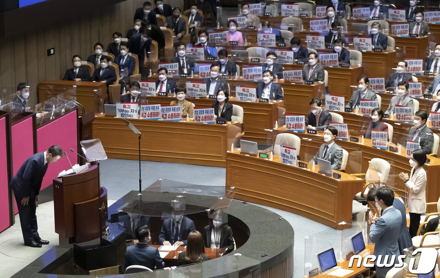 문재인 대통령이 25일 서울 여의도 국회에서 열린 제391회&#40;정기회&#41; 제10차 본회의에서 2022년도 예산안 및 기금운용계획안에 대한 정부의 시정연설에서 고개숙여 인사하고 있다. 문 대통령은 이 자리에서 &#34;마지막까지 위기극복에 전념해 완전한 일상회복과 경제회복을 이루는 데 최선을 다하겠다＂며 2022년도 예산안 청사진을 제시했다. 오대일 기자