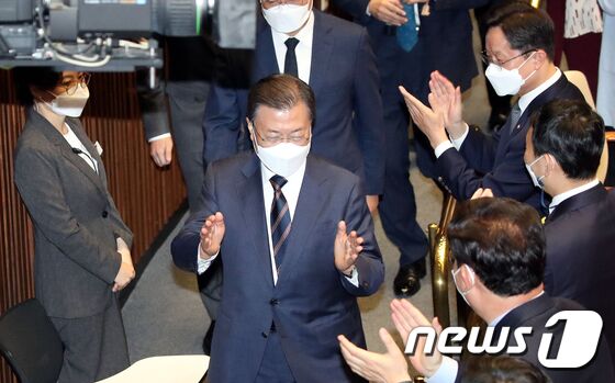 문재인 대통령이 25일 오전 국회 본회의장에서 2022년도 예산안 시정연설을 마치고 회의장을 나서며 여당 의원들과 인사 하고 있다. 오대일 기자