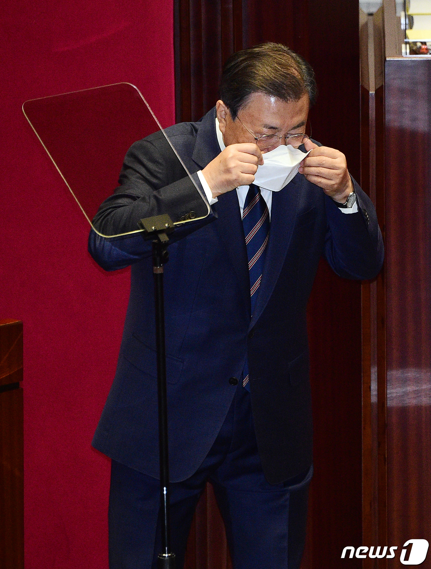 (서울=뉴스1) 오대일 기자 = 문재인 대통령이 25일 국회 본회의장에서 2022년도 예산안 시정연설을 마친 뒤 퇴장하며 마스크를 착용하고 있다. 2021.10.25/뉴스1