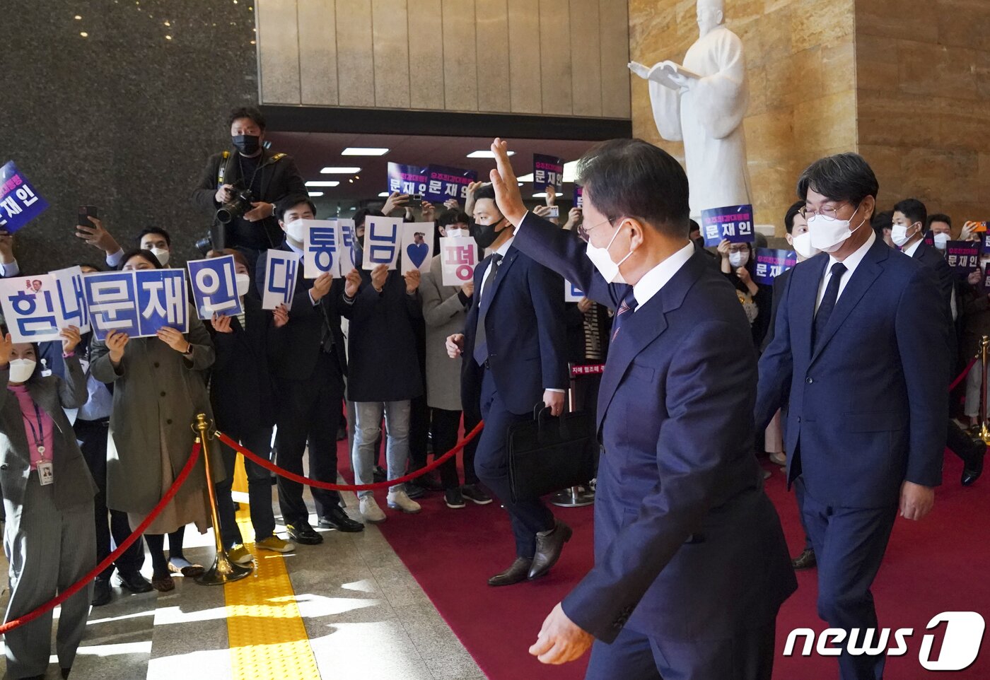 본문 이미지 - 문재인 대통령이 2022년도 예산안 시정연설을 마치고 국회 본청을 나서며 응원하는 당직자들을 향해 손인사를 하고 있다. 2021.10.25/뉴스1 ⓒ News1 이광호 기자