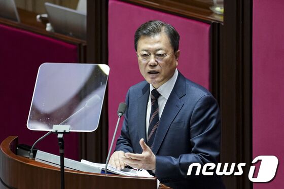문재인 대통령이 25일 서울 여의도 국회 본회의장에서 2022년도 예산안 시정연설을 하고 있다. 이광호 기자