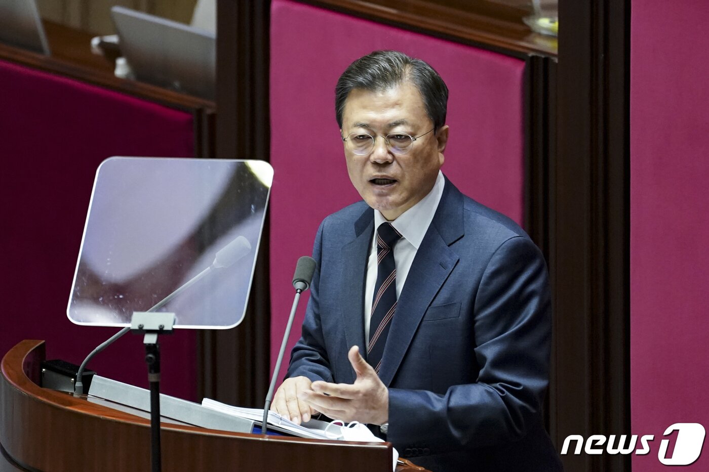 본문 이미지 - 문재인 대통령이 25일 서울 여의도 국회 본회의장에서 2022년도 예산안 시정연설을 하고 있다. 이광호 기자