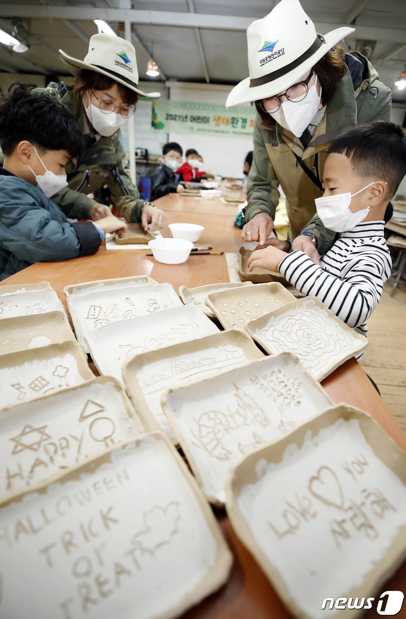 (광주=뉴스1) 정다움 기자 = 25일 오전 광주 북구 평촌도예공방에서 열린 '무등산명품마을과 함께하는 생태환경 체험교육'에서 참가한 효동초등학교 학생들이 도예공방 체험장에서 도자 …