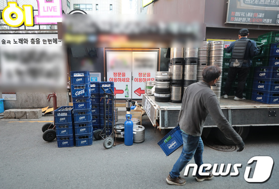 서울의 한 유흥거리에서 관계자가 맥주 박스를 옮기고 있다.  2021.10.25/뉴스1 © News1 이성철 기자