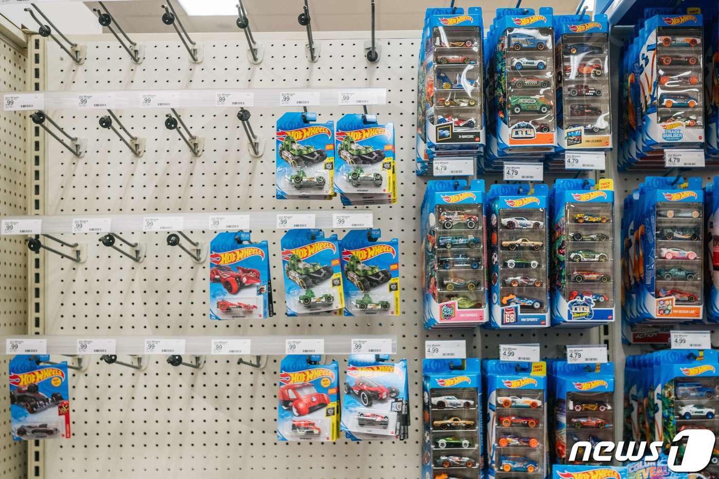 본문 이미지 - 미국 텍사스주 휴스턴의 대형 할인마트 &#39;타깃&#39;의 장난감 자동차 진열대가 비어있다. ⓒ AFP=뉴스1 ⓒ News1 신윤하 기자