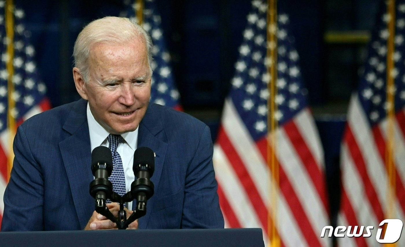 (커니 AFP=뉴스1) 우동명 기자 = 조 바이든 미국 대통령이 25일 (현지시간) 뉴저지주 커니 교통 정비 단지를 찾아 "미국을 다시 세계에서 가장 발전한 나라로 재건하자"며 초 …