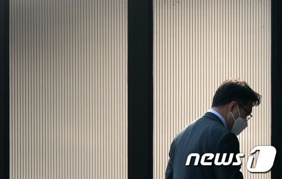 김진욱 공수처장이 26일 경기도 정부과천청사 고위공직자범죄수사처(공수처)로 출근하고 있다. 공수처가 앞서 '고발사주 의혹'으로 손준성 전 대검 수사정보정책관에 대한 사전구속영장을 청구하자, 손 검사 측은 대선 일정과 강제수사 운운하는 겁박 문자를 보내며 구속영장을 청구했다면서