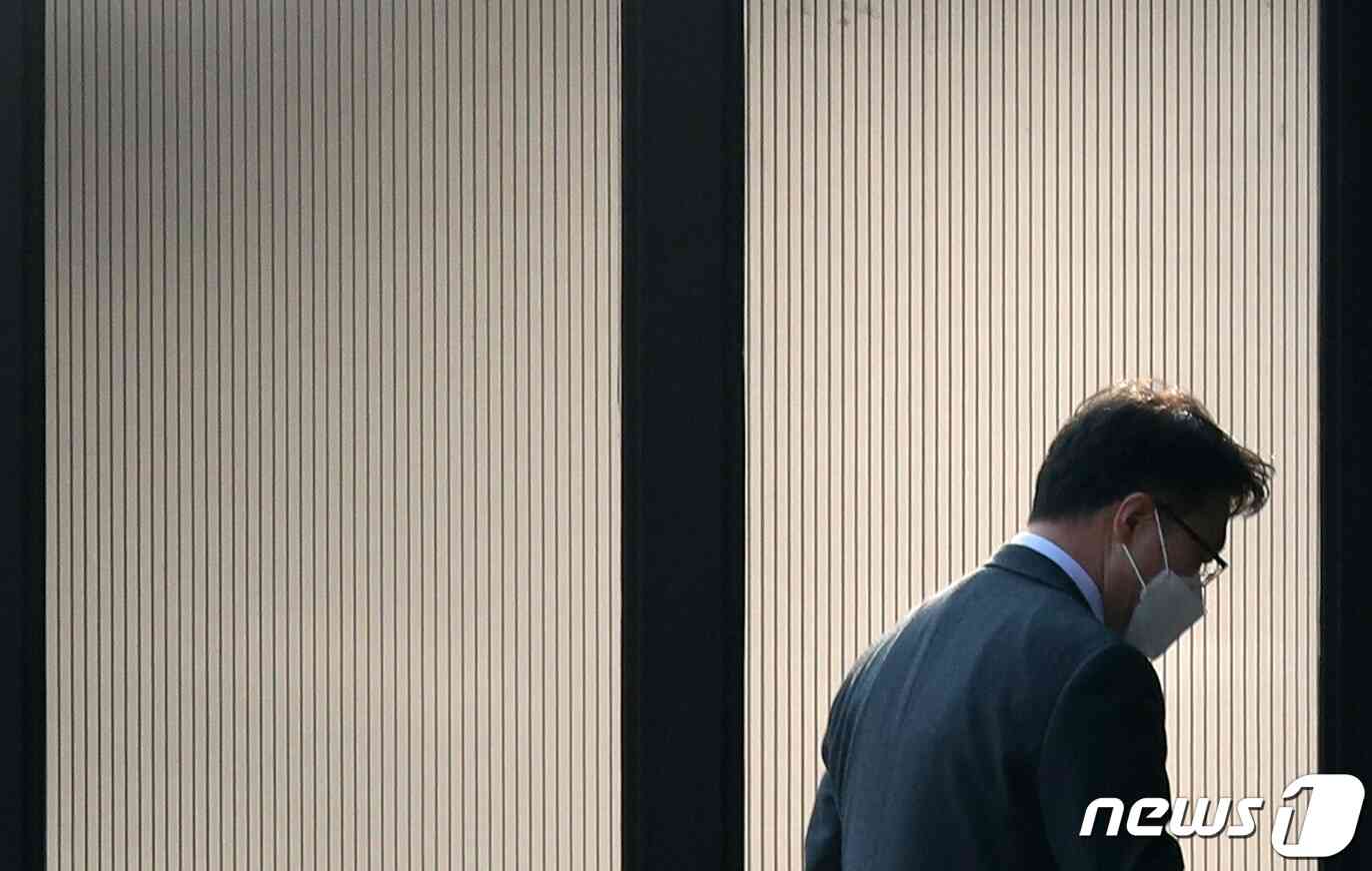 김진욱 공수처장이 26일 경기도 정부과천청사 고위공직자범죄수사처(공수처)로 출근하고 있다. 공수처가 앞서 '고발사주 의혹'으로 손준성 전 대검 수사정보정책관에 대한 사전구속영장을 청구하자, 손 검사 측은 대선 일정과 강제수사 운운하는 겁박 문자를 보내며 구속영장을 청구했다면서