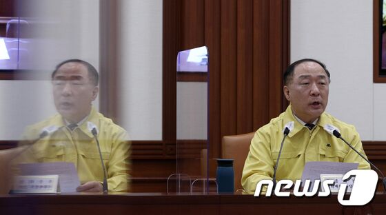 홍남기 경제부총리 겸 기획재정부 장관이 26일 오전 서울 종로구 정부서울청사에서 열린 제47차 비상경제 중앙대책본부회의에서 모두 발언을 하고 있다. 송원영 기자