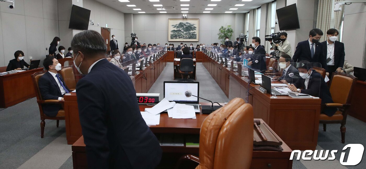 본문 이미지 - 26일 서울 여의도 국회에서 열린 국회 운영위원회 청와대 국정감사가 야당 의원들의 대장동 문구 관련 마스크 착용 논쟁으로 정회한 뒤 여당 의원들이 퇴장하고 있다. 2021.10.26/뉴스1 ⓒ News1 이동해 기자