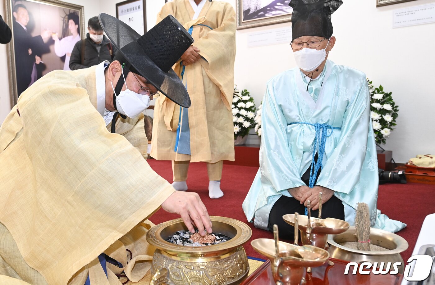본문 이미지 - 26일 경북 구미시 박정희 전 대통령 생가에서 열린 '박정희대통령 제42주기 추모제'에서 초헌관을 맡은 장세용 시장이 향을 피우고 있다. 장 시장은 "세상의 변화를 둬려워하지 않던 혁신가 박정희 대통령을 기억하고 그의 정신을 이어가기 위한 고향 도시의 책무와 도리를 다하겠다"고 말했다. 2021.10.26/뉴스1 ⓒ News1 정우용 기자