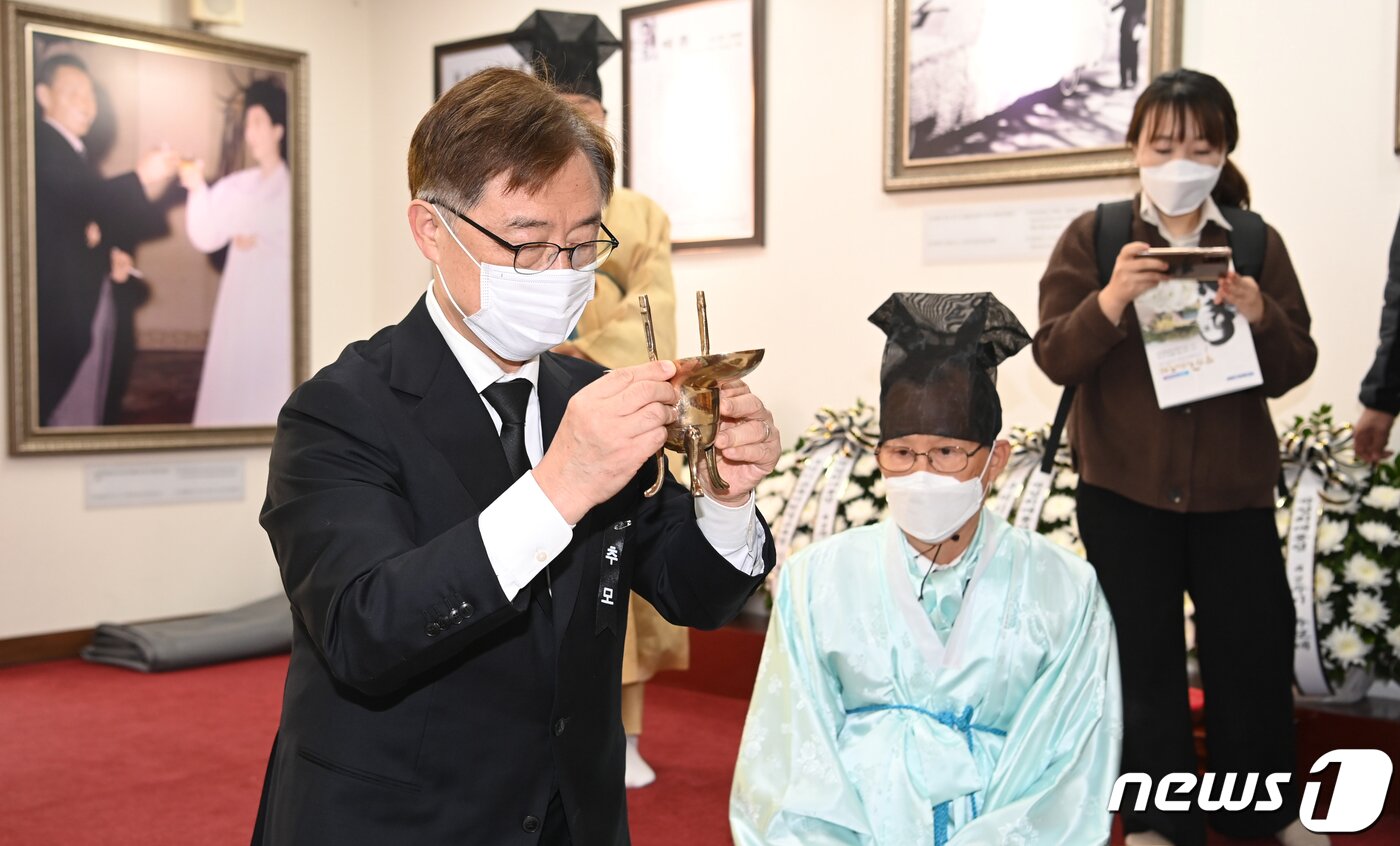 본문 이미지 - 26일 경북 구미시 박정희 전 대통령 생가에서 열린 '박정희대통령 제42주기 추모제'에서 최재형 전 감사원장이 술을 올리고 있다. 2021.10.26/뉴스1 ⓒ News1 정우용 기자