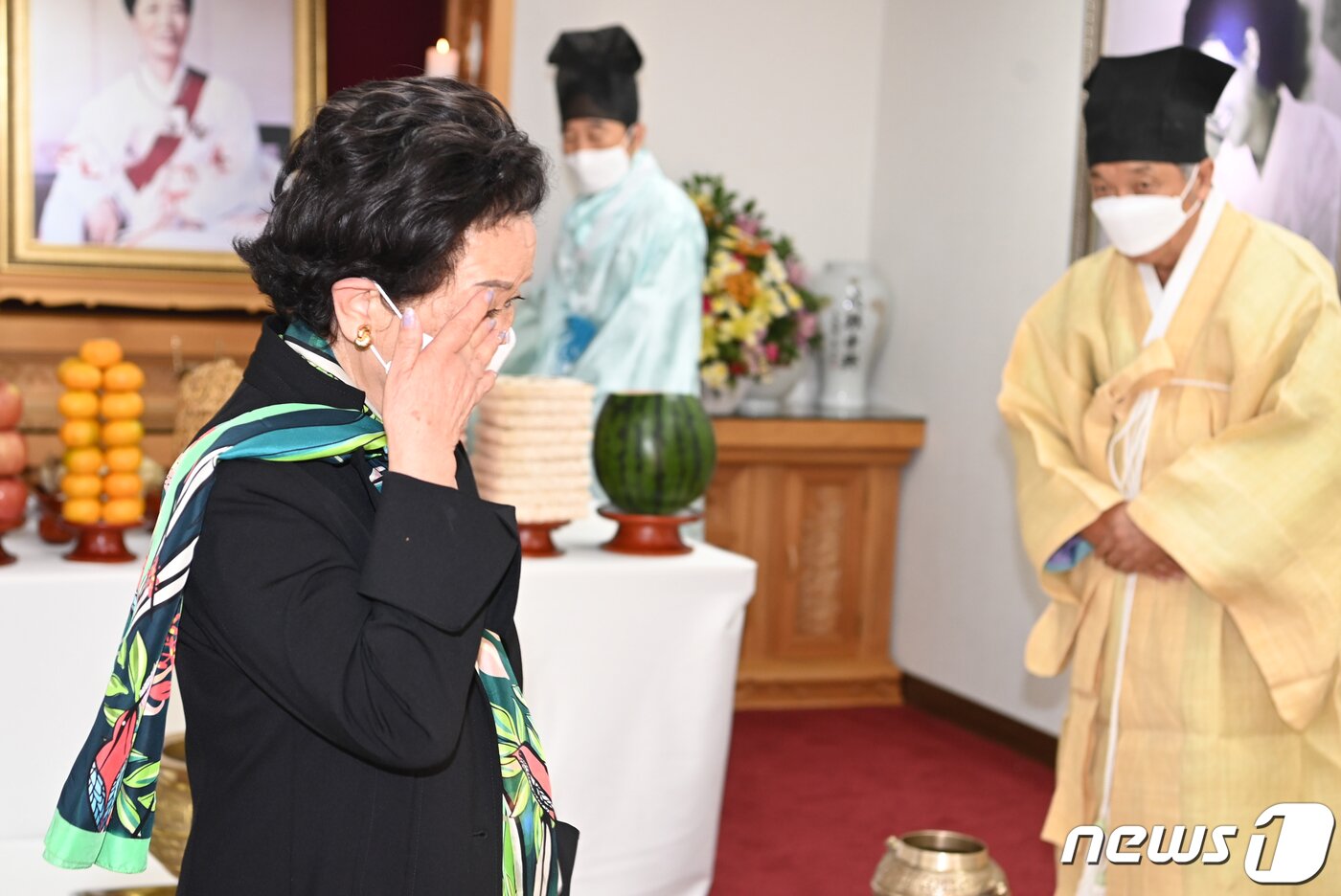 본문 이미지 - 6일 경북 구미시 박정희 전 대통령 생가에서 열린 '박정희대통령 제42주기 추모제'에서 파독 간호사 하영순씨가 참배를 마친뒤 눈물을 흘리고 있다. 2021.10.26/뉴스1 ⓒ News1 정우용 기자