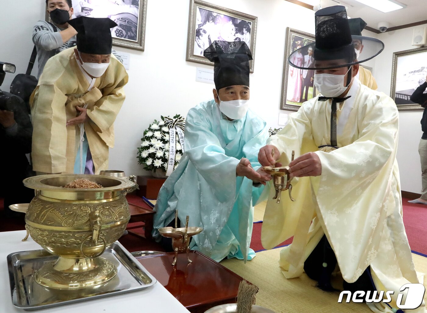 본문 이미지 - 26일 경북 구미시 박정희 전 대통령 생가에서 열린 '박정희대통령 제42주기 추모제'에서 아헌관을 맡은 김재상 구미시의장이 술을 올리고 있다. 김 시의장은 "구미시민들은 그 어떤 이도 이루지 못한 민족의 대역사를 완성하신 님의 뿌리가 이곳, 구미에 있음을 더욱 자랑스럽고 감사히 여기고 있다＂고 말했다. 2021.10.26/뉴스1 ⓒ News1 정우용 기자