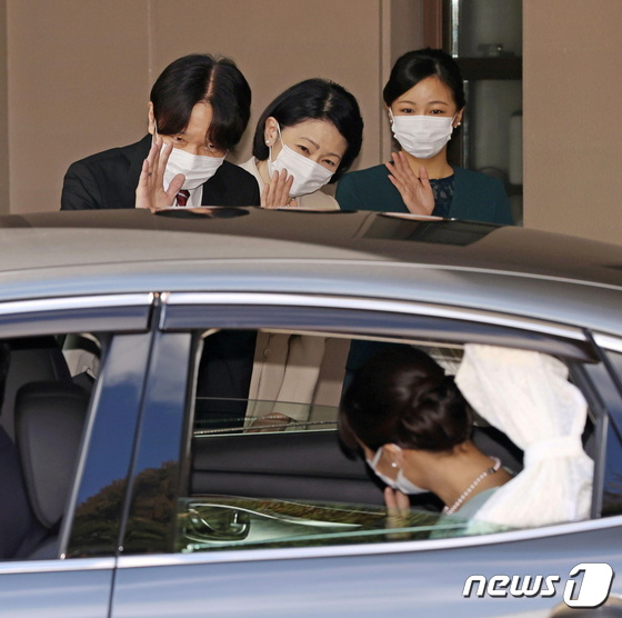 사진] 떠나는 日 마코 공주에 손 흔드는 부모와 여동생