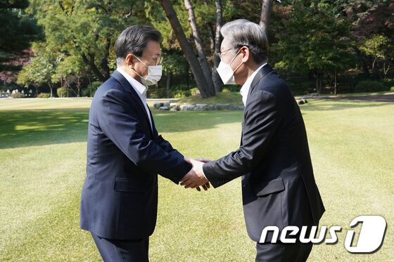 문재인 대통령이 26일 오전 청와대 상춘재에서 이재명 더불어민주당 대선후보와 인사나누고 있다. 이광호 기자